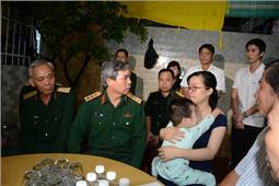 Thượng tướng Đỗ Căn thăm, động viên gia đình quân nhân hy sinh khi làm nhiệm vụ cứu hộ Rào Trăng 3